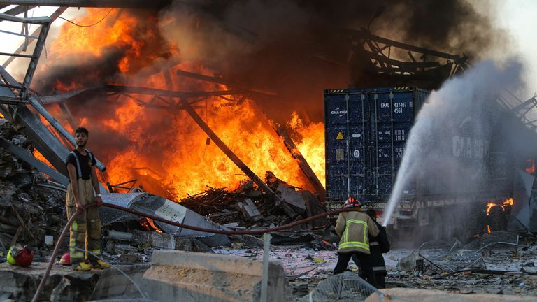 Un pompier éteint un incendie sur les lieux d'une explosion dans le port de la capitale libanaise Beyrouth le 4 août 2020. - Deux énormes explosions ont secoué la capitale libanaise Beyrouth, blessant des dizaines de personnes, secouant des bâtiments et envoyant d'énormes panaches de fumée dans le ciel. .  Les médias libanais ont diffusé des images de personnes piégées sous les décombres, certaines ensanglantées, après les explosions massives, dont la cause n'était pas immédiatement connue.  (Photo par STR / AFP) (Photo par STR / AFP via Getty Images)