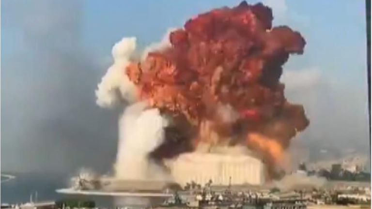 Des images montrent le moment où un grand bâtiment explose
