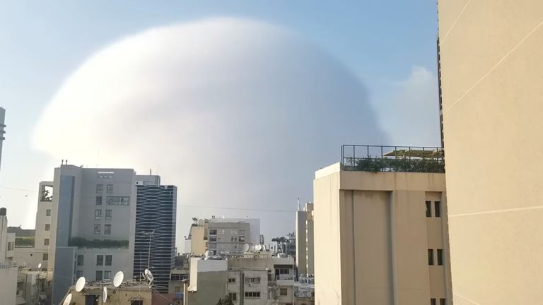 Une onde de choc lors d'une explosion à Beyrouth.  Pic: Karim Sokhn / Instagram / Ksokhn + Thebikekitchenbeirut