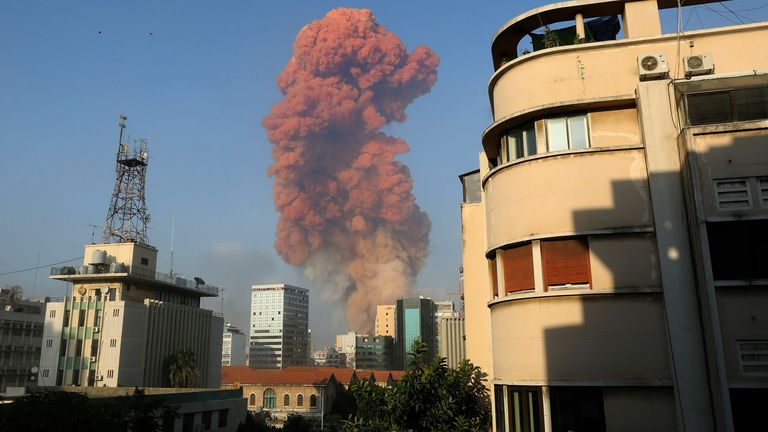 Une photo montre la scène d'une explosion à Beyrouth le 4 août 2020. - Une grande explosion a secoué la capitale libanaise Beyrouth le 4 août, a indiqué un correspondant de l'AFP.  L'explosion, qui a ébranlé des bâtiments entiers et cassé du verre, a été ressentie dans plusieurs parties de la ville.  (Photo par Anwar AMRO / AFP) (Photo par ANWAR AMRO / AFP via Getty Images)