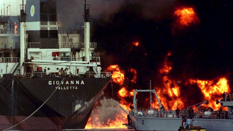 Un bateau-pompier de la marine libanaise lutte contre l'incendie d'un pétrolier battant pavillon maltais au port de Beyrouth en 1998