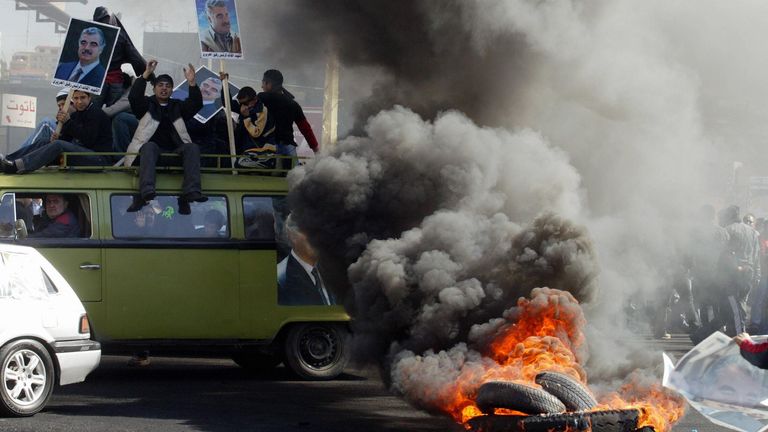 Des gens portent des affiches de l'ancien Premier ministre libanais assassiné Rafiq Hariri lors d'une manifestation antigouvernementale en 2005