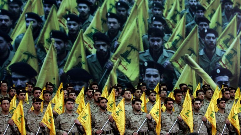 Les militants chiites du Hezbollah sont au garde-à-vous en 2008