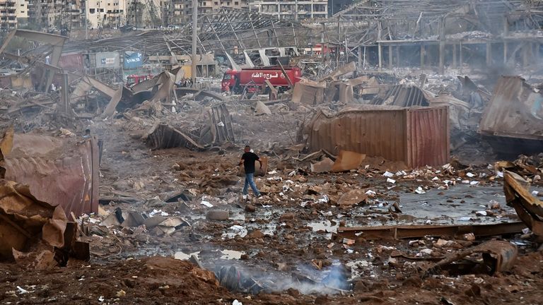 Un homme traverse les décombres près du lieu de l'explosion à Beyrouth
