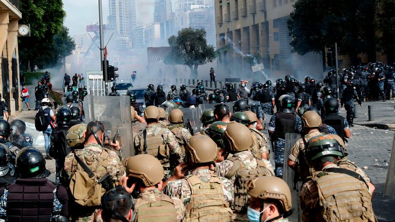 Des manifestants libanais jettent des bombes lacrymogènes sur les forces de sécurité