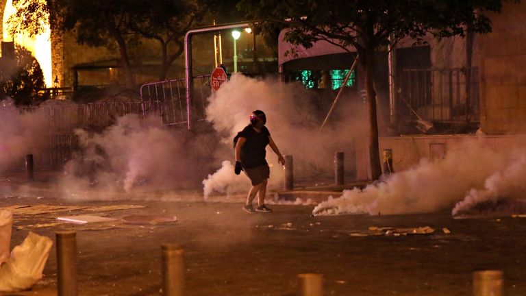 Les forces de sécurité ont tiré des gaz lacrymogènes sur des manifestants près du parlement libanais dans le centre de Beyrouth