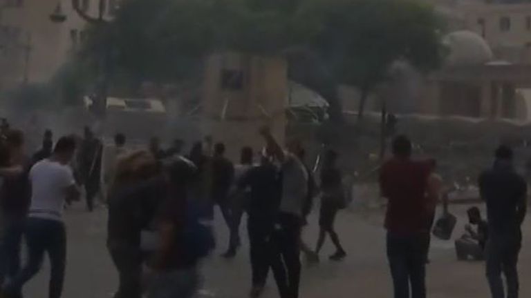 Des manifestants jettent des objets dans les rues de Beyrouth
