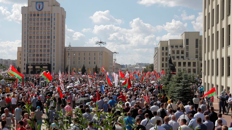 Les personnes participant au rassemblement sur la place de l'indépendance
