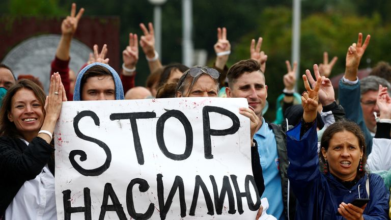 Les gens, y compris les employés de Minsk Tractor Works, se rassemblent près de l'usine pour protester contre les résultats de l'élection présidentielle et pour exiger la réélection à Minsk, en Biélorussie, le 19 août 2020. 