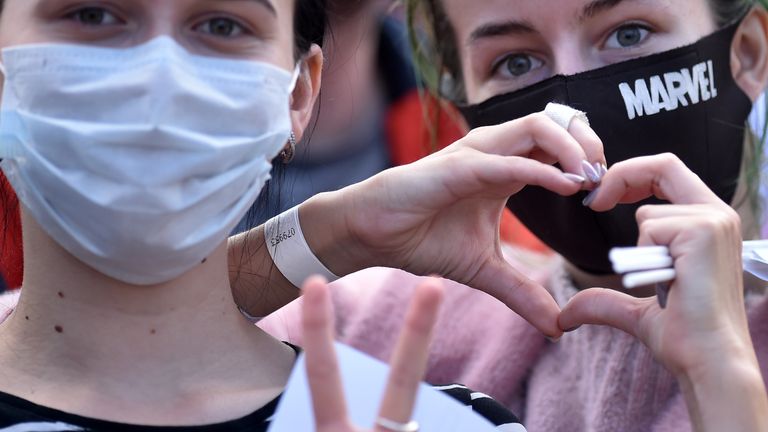 Les partisans de la candidate présidentielle Svetlana Tikhanovskaya copient les gestes de la main des trois femmes lors d'un rassemblement dans la ville de Maladzechna