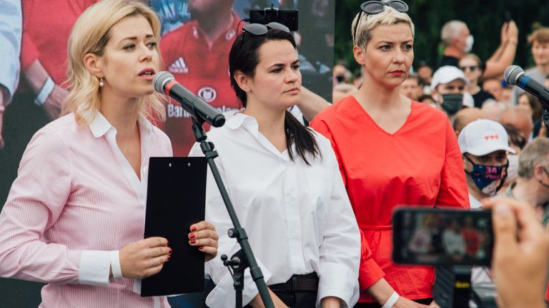 (De gauche à droite) Veronika Tsepkalo, la candidate présidentielle Svetlana Tikhanovskaya et Maria Kolesnikova en campagne à Minsk en juillet