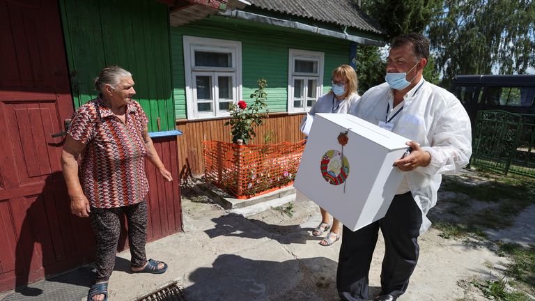 Des membres d'une commission électorale visitent les résidents locaux lors de l'élection présidentielle près de Grodno