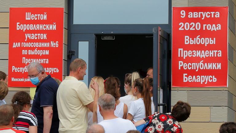 Des gens font la queue devant un bureau de vote pour voter à l'élection présidentielle en Biélorussie