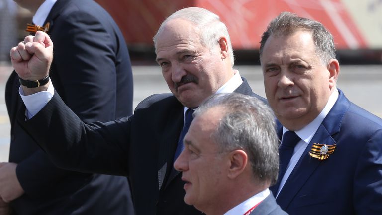 Le président biélorusse Alexandre Loukachenko (C), vu à Moscou, n'est pas habitué à remettre en cause son emprise sur le pouvoir