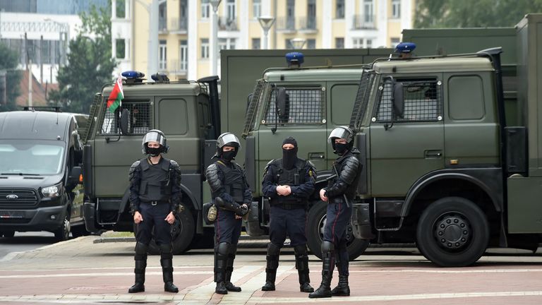 Les forces de l'ordre gardent une zone pendant le rassemblement de l'opposition