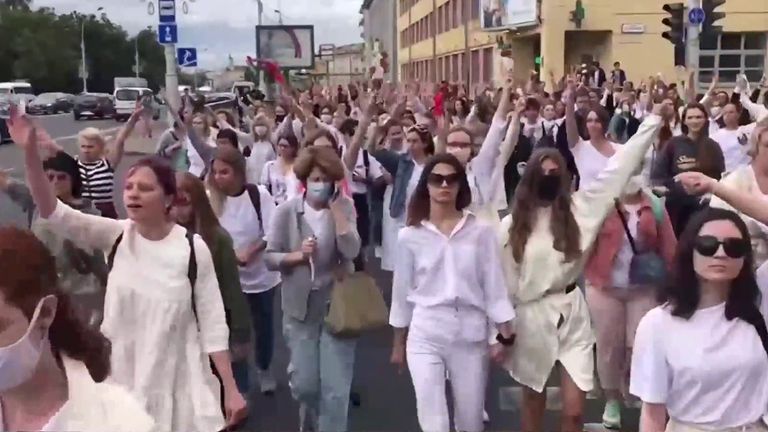 Les manifestants remplissent les rues de la Biélorussie