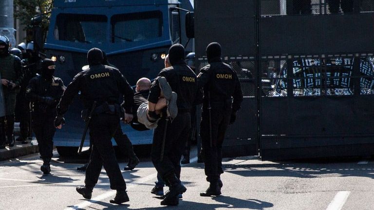 Les troupes de la police spéciale bélarussienne arrêtent un manifestant alors que les partisans de l'opposition se rassemblent pour protester contre les résultats contestés des élections présidentielles à Minsk le 30 août 2020. - Des dizaines de milliers de partisans de l'opposition ont défilé à Minsk le 30 août, appelant à la fin du régime de l'homme fort Alexander Loukachenko au milieu une forte présence sécuritaire et malgré des dizaines d'arrestations.  Les manifestations de la Biélorussie sont entrés dans une troisième semaine depuis l'élection présidentielle contestée le 9 août dans laquelle Loukachenko a revendiqué la victoire