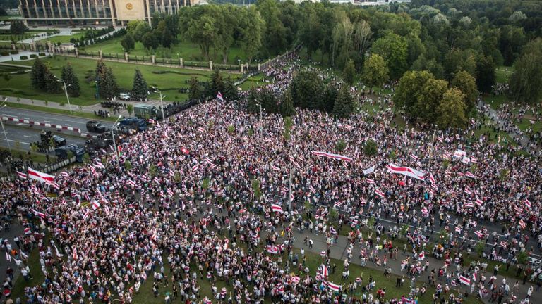 Les partisans de l'opposition se rassemblent pour protester contre les résultats contestés des élections présidentielles à Minsk le 30 août 2020. - Des dizaines de milliers de partisans de l'opposition ont défilé à Minsk le 30 août, appelant à la fin du régime de l'homme fort Alexander Lukashenko au milieu d'une forte présence sécuritaire et malgré des dizaines de les arrestations.  Les manifestations au Bélarus sont entrées dans la troisième semaine depuis l'élection présidentielle contestée du 9 août au cours de laquelle Loukachenko a revendiqué la victoire.  (Photo par - / TUT.BY / AFP) (Photo par - / TUT.BY / A