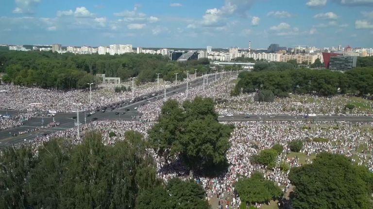 Des dizaines de milliers de personnes se rassemblent pour des manifestations sans précédent en Biélorussie.