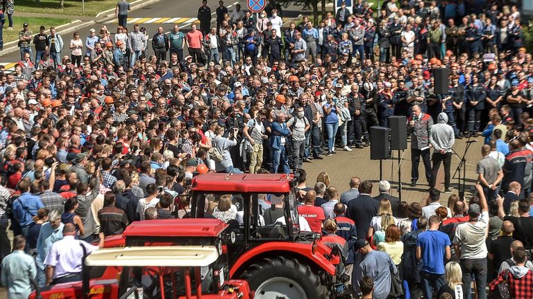 TOPSHOT - Le directeur général de l'usine de tracteurs de Minsk (MTZ) Fedor Domotenko (C) s'adresse aux employés lors d'un rassemblement pour exprimer leur solidarité avec les récents rassemblements de partisans de l'opposition, qui accusent l'homme fort Alexander Loukachenko d'avoir falsifié les sondages lors de l'élection présidentielle à Minsk, en août 14 février 2020. (Photo de Sergei GAPON / AFP) (Photo de SERGEI GAPON / AFP via Getty Images)