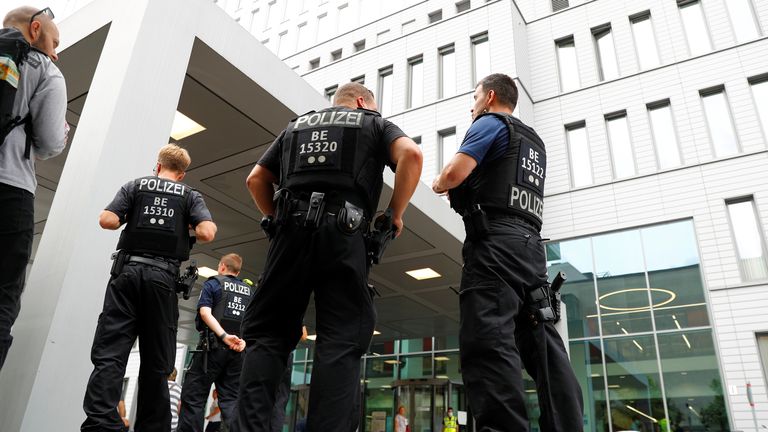 La police monte la garde devant l'hôpital où Alexei Navalny est soigné