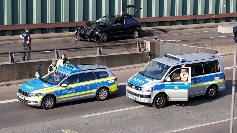 Des policiers enquêtent sur les lieux d'une série d'accidents de voiture prétendument délibérés sur l'autoroute A100 à Berlin, Allemagne, le 19 août 2020. REUTERS / Fabrizio Bensch