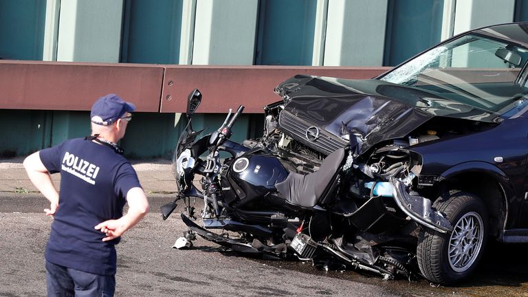 Des policiers enquêtent sur les lieux d'une série d'accidents de voiture prétendument délibérés sur l'autoroute A100 à Berlin, Allemagne, le 19 août 2020. REUTERS / Fabrizio Bensch