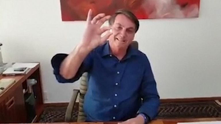 Le président brésilien Jair Bolsonaro prend l'hydroxychloroquine comme traitement COVID-19 après avoir révélé qu'il avait un coronavirus