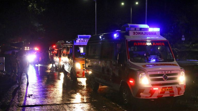 Des rangées d'ambulances sont vus à l'extérieur de l'aéroport international de Calicut 