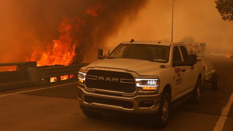 Un camion passe des flammes sur une autoroute à la périphérie de Vacaville