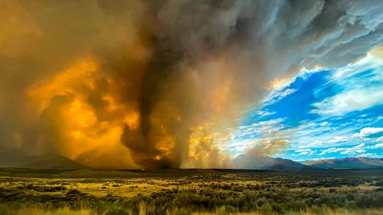 Un entonnoir apparaissant dans un épais panache de fumée du feu de Loyalton est vu dans le comté de Lassen, Californie, États-Unis, le 15 août 2020, dans cette image obtenue à partir des médias sociaux.  Gracieuseté de Katelynn Hewlett / Social Media via REUTERS.  À L'ATTENTION DES RÉDACTEURS - CETTE IMAGE A ÉTÉ FOURNIE PAR UN TIERS.  CRÉDIT OBLIGATOIRE KATELYNN HEWLETT.  PAS DE REVENTE.  PAS D'ARCHIVES.
