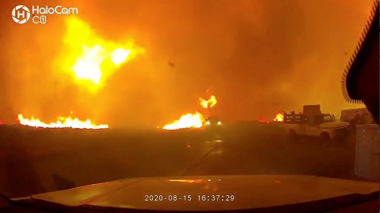 Les pompiers se mettent en sécurité après l'incendie massif de Loyalton près de l'autoroute à Chilcoot, Californie, États-Unis, le 15 août 2020, dans cette image fixe obtenue à partir d'une vidéo sur les réseaux sociaux.  Gracieuseté de Truckee Meadows Fire And Rescue / Social Media via REUTERS.  À L'ATTENTION DES RÉDACTEURS - CETTE IMAGE A ÉTÉ FOURNIE PAR UN TIERS.  CRÉDIT OBLIGATOIRE TRUCKEE MEADOWS FEU ET SAUVETAGE.  PAS DE REVENTE.  PAS D'ARCHIVES.
