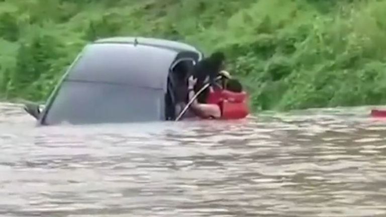 Une femme est sauvée d'une voiture inondée en Corée du Sud