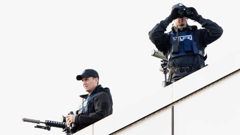 Des tireurs d'élite de la police sur le toit de la Haute Cour de Christchurch