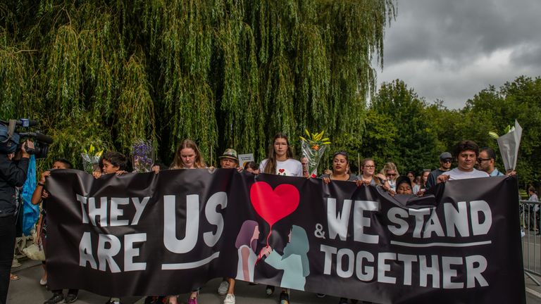 Les gens défilent pour se souvenir des victimes de la fusillade dans la mosquée de Christchurch