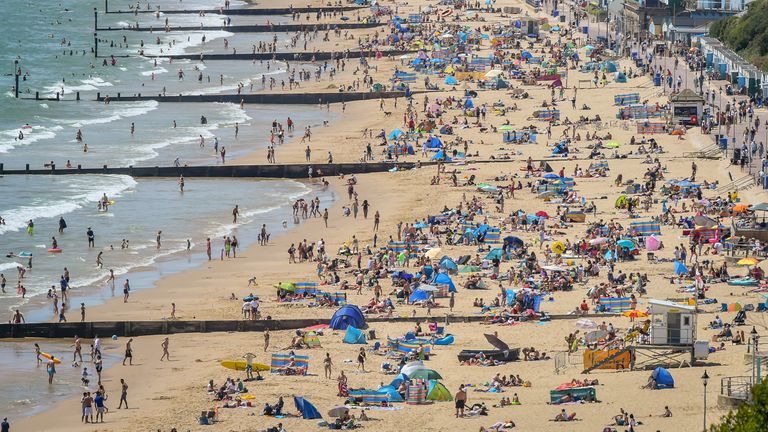 Les gens apprécient le temps chaud sur la plage de Bournemouth samedi.