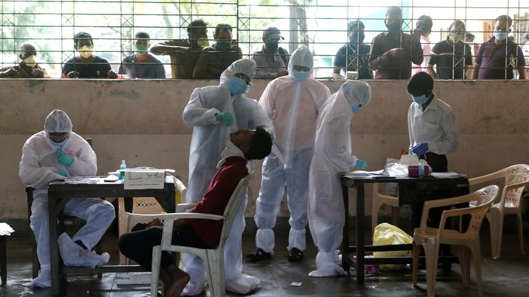 Des agents de santé testent des tests de coronavirus dans une école de Mumbai