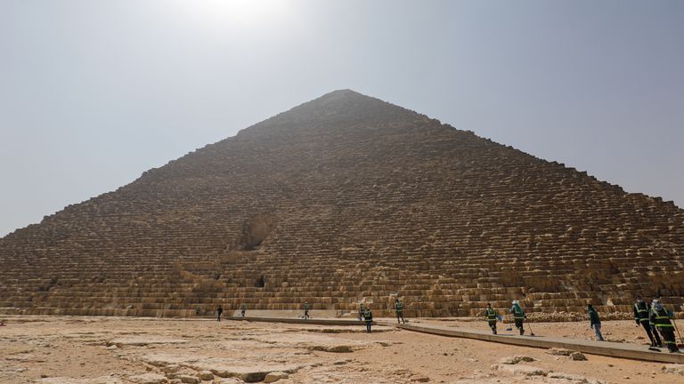 Des membres de l'équipe médicale vaporisent un désinfectant par mesure de précaution au milieu des inquiétudes concernant l'épidémie de maladie à coronavirus (COVID-19) dans les grandes pyramides, à Gizeh, à la périphérie du Caire, en Égypte, le 25 mars 2020. REUTERS / Amr Abdallah Dalsh