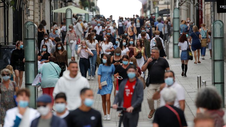 Des personnes portant des masques de protection marchent dans une rue de Nantes alors que la France renforce le port de masque dans le cadre des efforts visant à enrayer une résurgence de la maladie à coronavirus (COVID-19) à travers le pays, France, 24 août 2020. REUTERS / Stephane Mahe