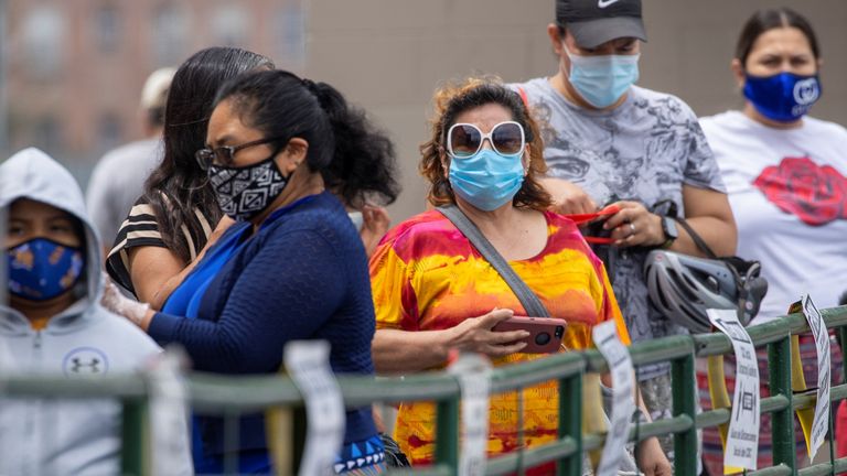 Des clients font la queue pour acheter de la nourriture dans une épicerie Food 4 Less, lors de l'épidémie de coronavirus (COVID-19), à Los Angeles