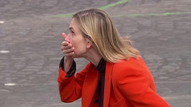 Le ministre semblait paniqué, mettant ses mains sur sa bouche, avant qu'un fonctionnaire ne vienne à son secours, lui tendant un masque de rechange.