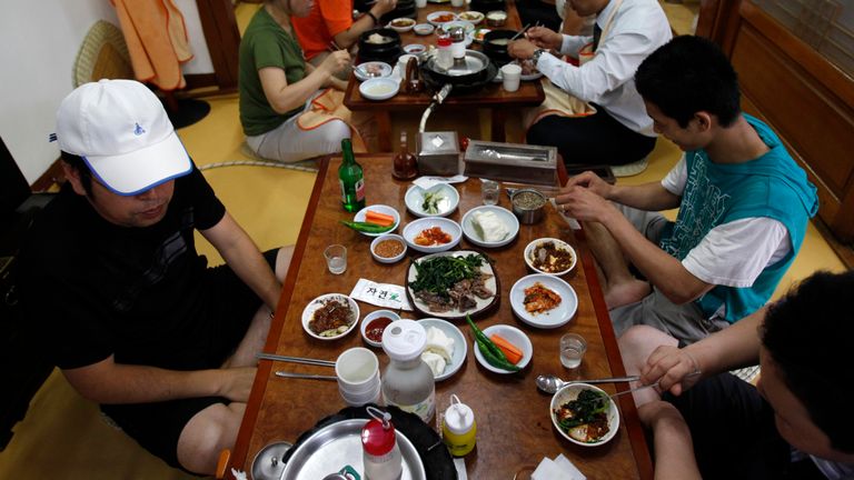 Les gens mangent de la viande de chien dans un restaurant en Corée du Sud