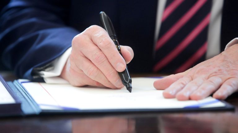 Le président américain Trump signe la réponse du programme de protection des chèques de paie et de la loi sur l'amélioration des soins de santé à l'épidémie de coronavirus à la Maison Blanche à Washington