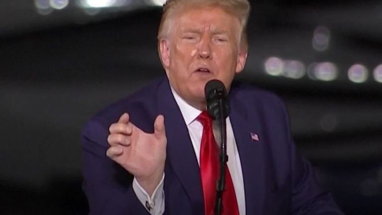 Donald Trump sauvage les démocrates lors d'un rassemblement