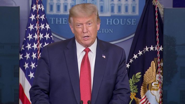 Donald Trump s'exprimait à la Maison Blanche avant qu'un agent des services secrets ne s'approche de lui