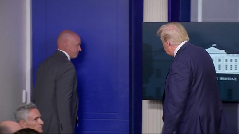 M. Trump dirige la salle après avoir été approché par l'agent des services secrets