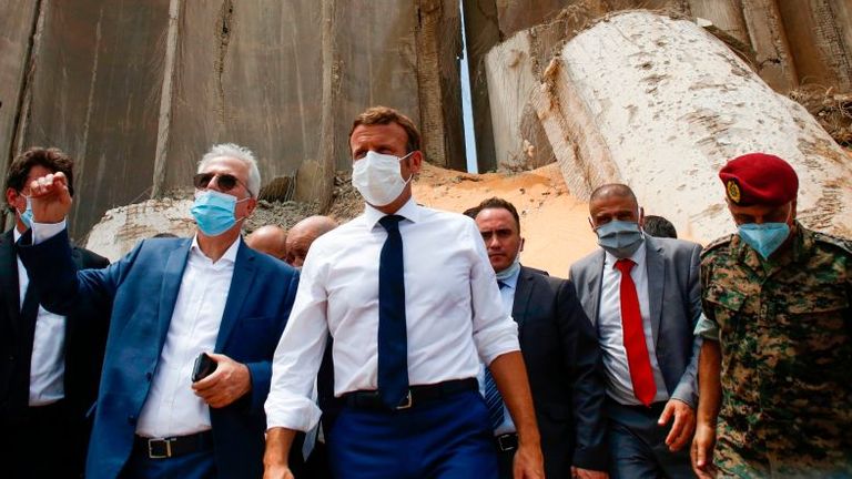 Emmanuel Macron, au centre, a visité le site de l'explosion jeudi