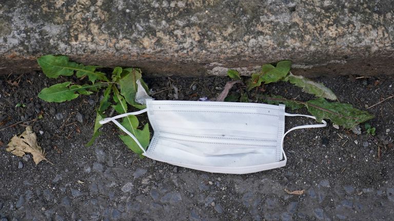 Un masque facial jeté à Dublin