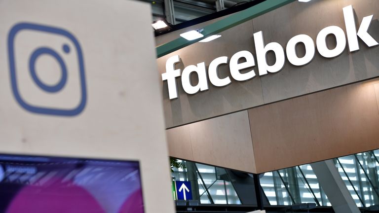HANOVER, ALLEMAGNE - 12 juin: Les logos Instagram et Facebook sont affichés au salon de la technologie CeBIT 2018 le 12 juin 2018 à Hanovre, en Allemagne.  Le CeBIT 2018 se déroule du 11 au 15 juin.  (Photo par Alexander Koerner / Getty Images)
