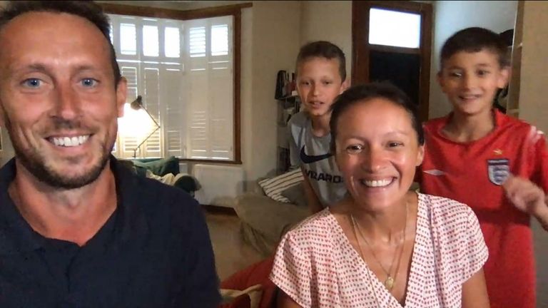 Un entretien avec le père d'une famille qui rentre au Royaume-Uni avant que la quarantaine ne soit interrompue par l'arrivée de sa famille à la maison.